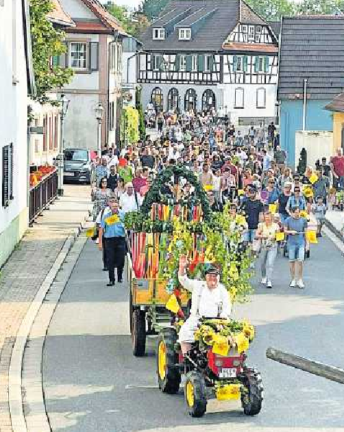 Der bunte Festumzug wird auch wieder Besucher aus der Umgebung in die Stadt locken. GEMEINDE RHEINZABERN/GRATIS