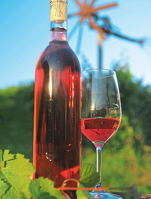 Wahre Genussmomente: „grünes Gold“ und roséfarbener Speisenbegleiter. Foto: STG/Harry Schiffer