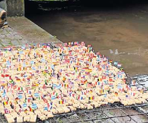 Auch 2024 startet am Kanal das Floßrennen, bei dem Korken-Flöße um die Wette fahren. FOTO: ORTSGEMEINDE ALBERSWEILER/GRATIS 