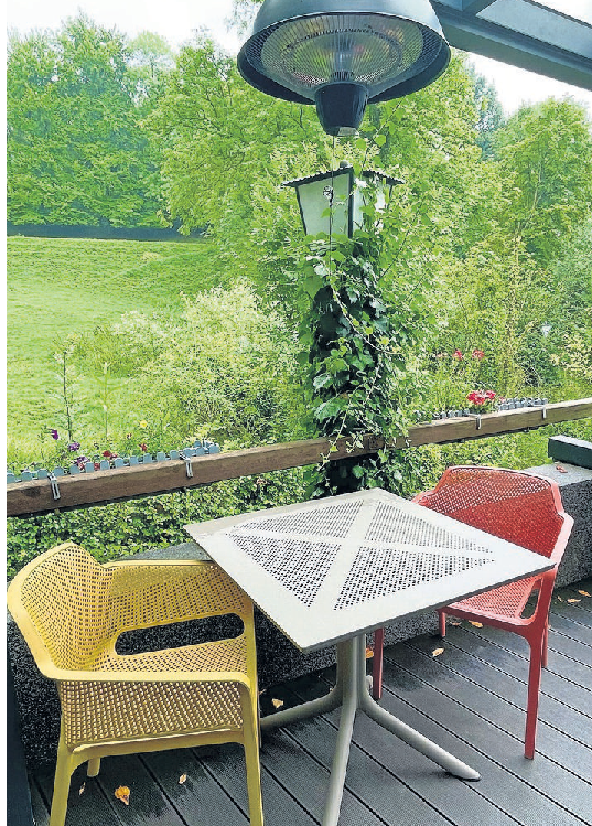 Die Terrasse ist komplett überdacht und mit Heizlampen ausgestattet, die an frischeren Tagen selbst den größten „Frostbeulen“ einen angenehmen Outdoor-Aufenthalt mit Blick ins Grün ermöglichen.