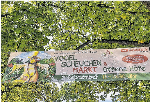 Werbung unterm Blätterdach: In Altlandsberg und Umgebung künden Transparente und Plakate vom Vogelscheuchenfest, wie hier am Markt. Fotos (4): Tim Johnschker