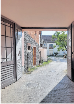 Idyllischer Hofblick: Doch mit der Beschaulichkeit ist es am 7. September vorbei.