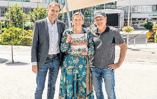 Bürgermeisterin Sabine Naderer-Jelinek mit den Autoren und Fotografen Manfred Carrington (r.) und Richard Haidinger Foto: Stadt Leonding