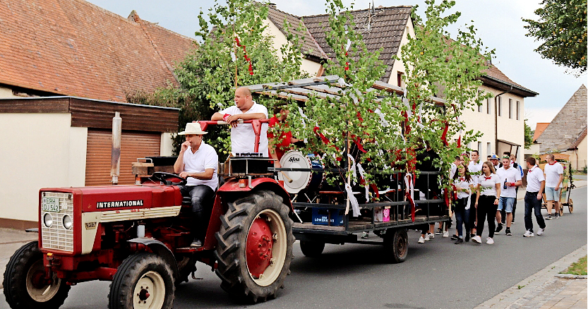 Das traditionelle „Kerwa Zamspielen“ läutet den Festbeginn in Neuhaus ein.