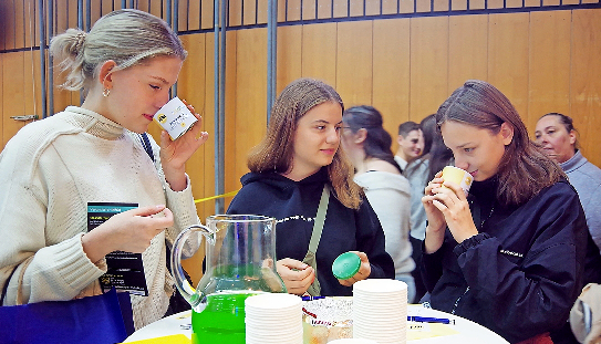 Caroline, Greta und Emily machen den Riechtest bei der Firma Wela.