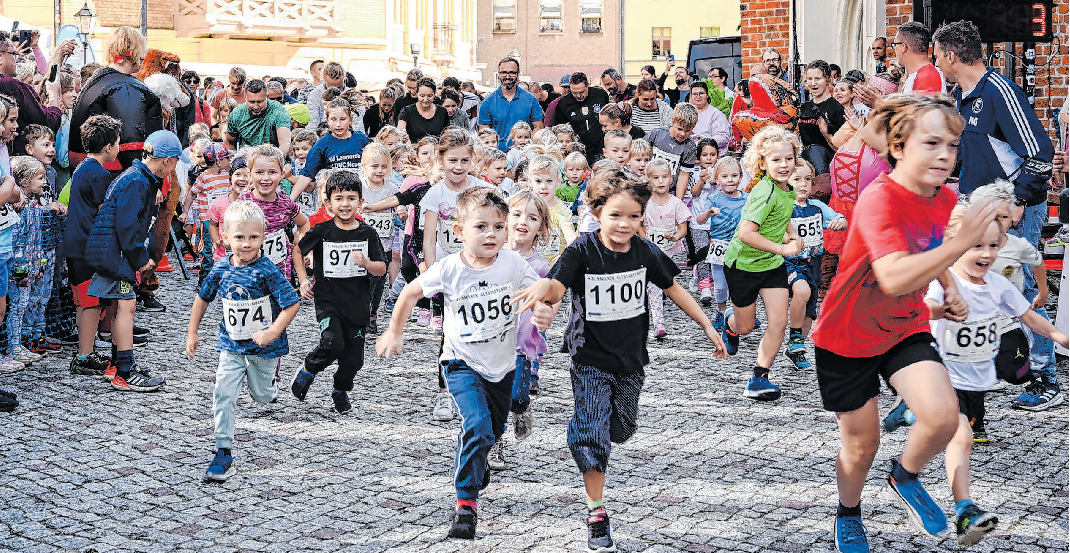 Für die Jüngsten unter den Läuferinnen und Läufern geht es einmal rund um die Sankt-Jacobi-Kirche. Foto: Alexander Rust/QTE - Qualitytime Events