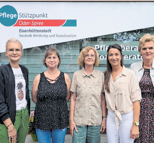 Ein starkes Team (v.l.n.r.) Julia Fuhrmann (Pflegeberatung), Christiane Hoffmann (Sozialberatung). Dr. Ilona Weser (ehemalige Dezernentin im Landkreis Oder-Spree), Monique Retzer (Sozialberatung) Kerstin Jank (Pflegeberatung) Fotos: Marie-Christin Lindner