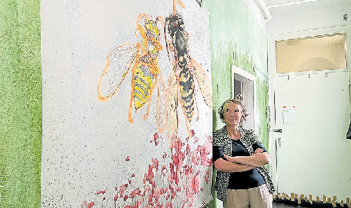 Wiesengrün hat Silvia Liebig die Wände in ihrem Flur gestrichen. Das Bienenbild ist dort ein Hingucker.