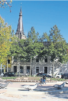 Der neu gestaltete Franziskanerplatz wird zum geselligen Treffpunkt. FOTO: GÜNTHER VON FRICKEN