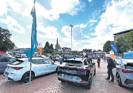 Neben Autos präsentieren die Aussteller auch viele andere Fahrzeuge auf dem Dr.-Josef-Hahn-Platz. FOTO: MHA/JANOU MÜLLER-BEUERMANN