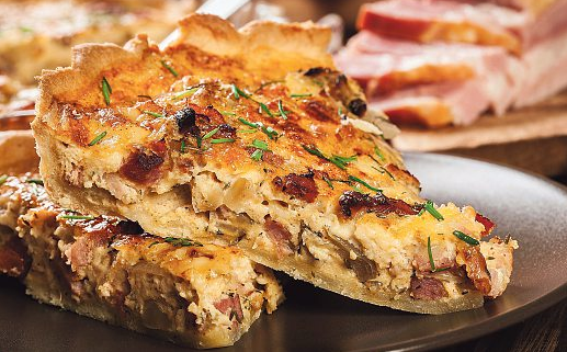 Wenn die Tage kürzer und die Wanderungen gemütlicher werden, ist die Zeit für ein herbstliches Picknick gekommen. Idee zum Mitnehmen: Quiche aus Mürbeteig mit Speck und Zwiebeln. Foto: Slawomir Fajer - stock.adobe.com