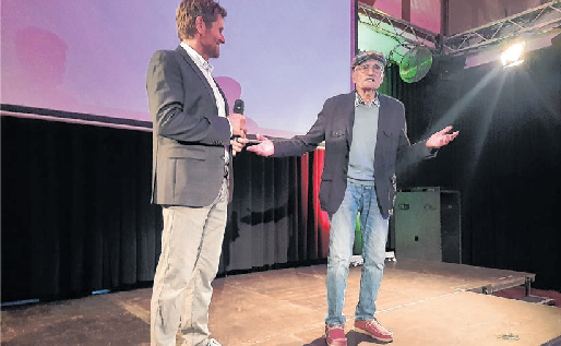 Heinz Gierth (rechts), 100 Jahre, verrät dem Publikum sein Lebensrezept: „,Regelmäßig Tischtennis spielen und ins Sportstudio gehen bilden bei mir eine wunderbare Einheit“.