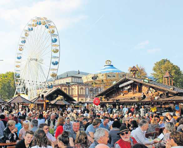 Das Winzerdorf ist auf dem Platz vor dem Saalbau aufgebaut. FOTO: MARKUS PACHER