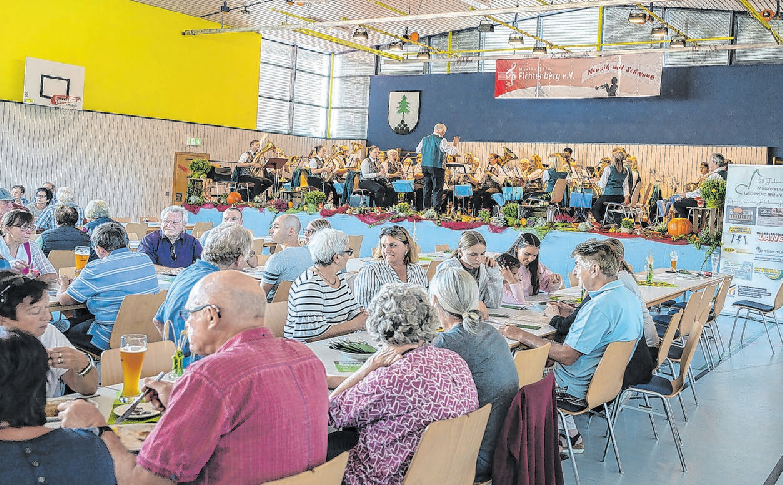 Zum Weinfest ist die Halle immer gut gefüllt. Fotos: Karl-Heinz Rückert