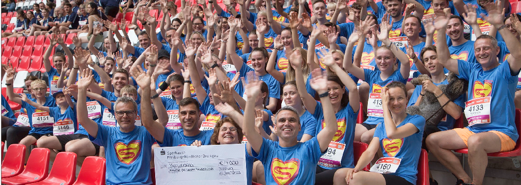 Grund zum Jubeln beim B2Run-Team von EY Freiburg (links) und bei dem Team um die Ottenheimer Rock-Shop-Antik-Nacht (rechts): Spendenaktionen wie ihre haben den Neubau der Kinder- und Jugendklinik erst möglich gemacht. FOTOS: EY FREIBURG, INITIATIVE FÜR UNSERE KINDERKLINIK