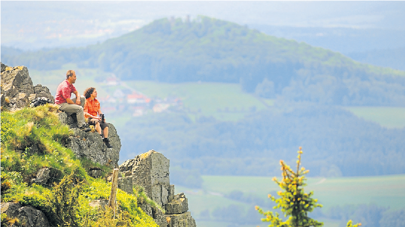 Eine Pause mit Weitblick - bei einer Wanderung durch die Rhön reihen sich die beeindruckenden Aussichtspunkte aneinander.