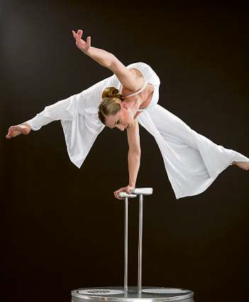 Der Handstand Show Act „Vision“ von Marina Skulditskaya ist eine Mischung aus kraftvoller Handstandakrobatik und tänzerischer Choreografie. Durch die Eleganz akrobatischer Figuren und leichten Windeffekten entsteht eine Vision von atemberaubender Schwerlosigkeit.