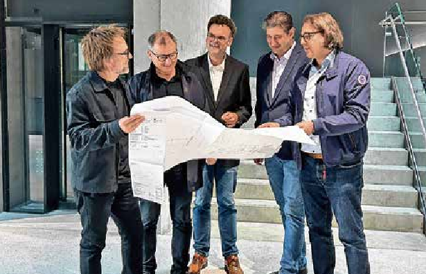 Sind mit der Umsetzung der Pläne sehr zufrieden: (von links) die Architekten Martin Obst und Rainer Löhle, Robert Kriwanek (Direktor Amtsgericht), Roland Pfänder (Geschäftsleiter Amtsgericht) und Alexander Fichtl (Architekt beim Bauamt). Foto: Melina Heel