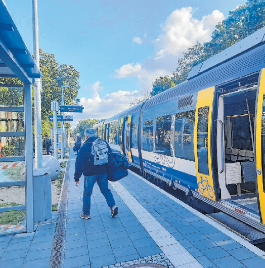 Ankunft eines Regionalbahnzuges der RB 26 Berlin - Strausberg - Kostrzyn im Bahnhof Rehfelde. Die auch  „Oderlandbahn“ genannte Linie der Niederbarnimer Eisenbahn ist übrigens die einzige Regionalbahnverbindung des VBB nach Polen. Für Rehfelder Pendler ist sie heute unverzichtbar.