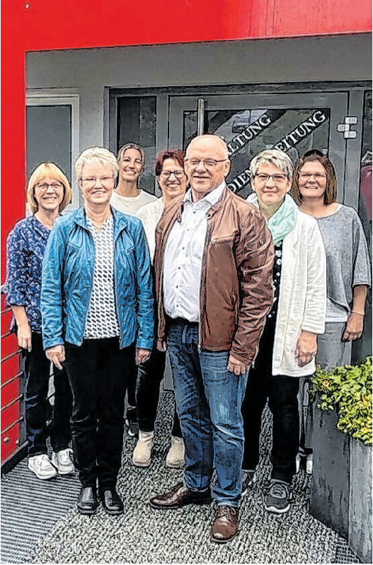 Das Leitungsteam zusammen mit Helmtraut Schönwitz und Peter Dietz (Mitte): Antje Kern, Jasmin Ott, Elke Rosenau, Beate Böttcher und Martina Häfner (v. li.). Foto: DS