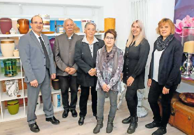 Geschäftsführer Markus Niebergall mit Uwe Allmang, Rosemarie Allmang, Gudrun Schneider, Natalie Feickert und Andrea Zimmermann (von links). FOTO: MANFRED WELLER