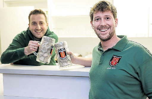 Vorsitzender Kevin Wellmann (r.) und 1. Geschäftsführer Matthias Köcher (1.) freuen sich auf zahlreiche Gäste beim Oktoberfest. FOTO (A) SCHÄPERTÖNS