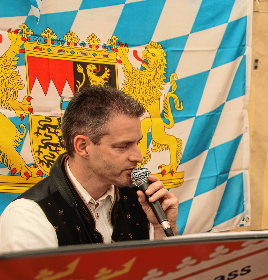 Gastiert beim Hoffest unter blau-weißer Flagge: Alleinunterhalter Peter Rusmich.