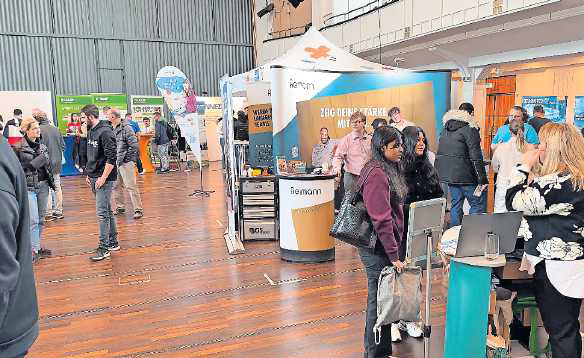 Die "katapult"- Messe bietet allen Interessierten einen offenen Austausch mit Anbietern von Ausbildungsplätzen und Studienangeboten. FOTO: KATAPULT/RED BRAID MARKETING/GRATIS