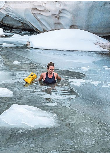 Barbara Anderl (li. o.) und Workshopteilnehmer (li.) beim Eisbaden in den Gletscherseen am Hintertuxer Gletscher. Foto: Josef Köberl