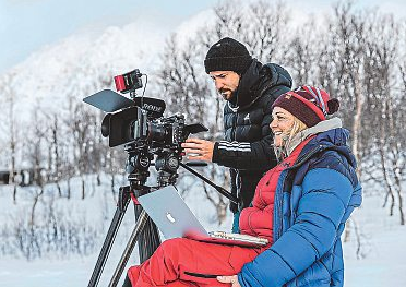 Arbeiten bei herausfordernden Bedingungen: Für Bergwelten drehte Sandra Lahnsteiner-Wagner in eisiger Kälte in Norwegen. Foto: Matthäus Gartner