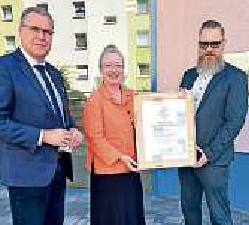 Große Freude bei der Auszeichnung: Brandenburgs Infrastruktur-Minister Rainer Genilke (I.), BBU-Vorständin Maren Kern und KWG-Geschäftsführer Tobias Dorn. Foto: KWG/Ralf Weide