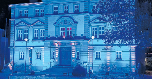 Lichternacht im letzten Jahr: Das Illertisser Rathaus ganz in blaues Licht gehüllt.