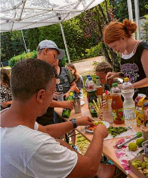 So lecker schmeckt der Sommer: Am vorletzten Tag des Ferien-Camps kreierten die Kids aus Obst und Säften erfrischende Cocktails. Foto: Stadt Schwarzheide