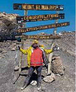 Wieder ein Ziel erreicht: Bärbel Strecker stand im Juli auf Afrikas höchstem Berg, dem Kilimandscharo. Foto: Bärbel Strecker