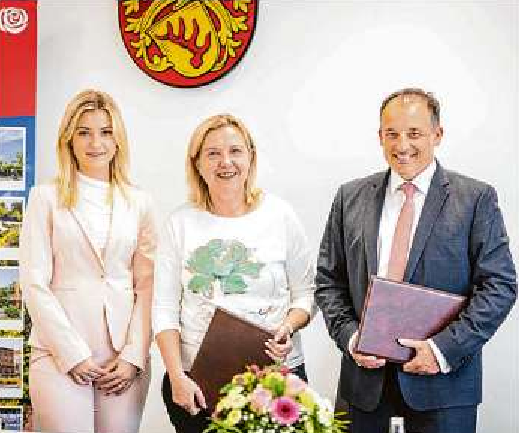 Jens Gerards, Direktor der Sparkasse Spree-Neiße und Simone Taubenek, Bürgermeisterin der Stadt Forst (Lausitz) mit der 32. Rosenkönigin Joanna I. Foto: Christian Swiekatowski