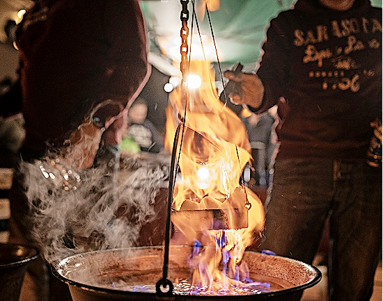 Nur mit besten Zutaten wird die Feuerzangenbowle bei den Christkindles Werkstätten in Rödelsee über offenem Feuer angesetzt. FOTO: JÜRGEN SCHWERTL