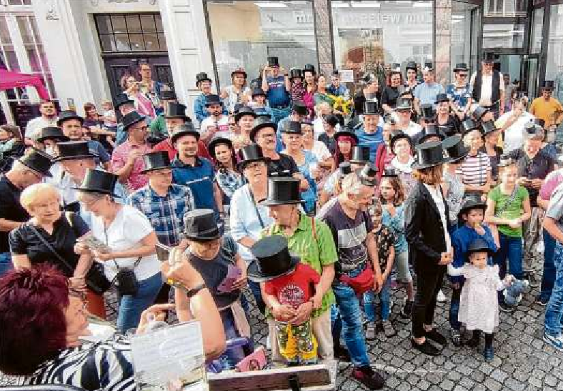 Mehr als 125 Finsterwalder Sänger sind dem Aufruf gefolgt und schmetterten zum Beginn des Jubiläumsjahres das Sängerlied beim Straßenfest. Foto: Jürgen Weser