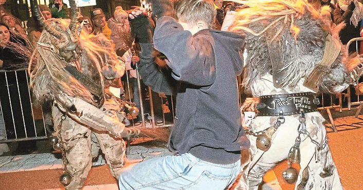 Die schlimmen Kinder bekommen die Rute, die braven dürfen den Krampus sogar streicheln - auch beim größten Krampuslauf Österreichs in Klagenfurt halten sich die Diener des Nikolo an die Regeln. Foto: Uta Rojsek-Wiedergut