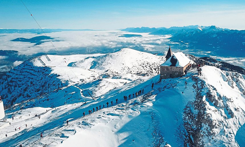 Die vier Adventwanderungen von „Bergkrone“, Bergrettung und Kirche ziehen hunderte Naturbegeisterte in die winterliche Bergwelt, um kurz dem Weihnachtstrubel zu entfliehen. Fotos: Hannes Wallner