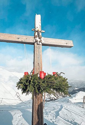 Am Gipfelkreuz des Stubecks wird alljährlich in 2370 Metern Höhe ein Adventkranz befestigt.