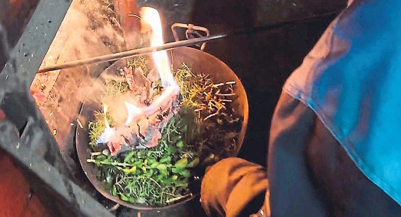 Die Glut aus dem Holzofen (o.) sorgt für den rauchigen Kräutergeruch, der Weihrauch (li.) gibt eine besonders feine Note. Foto: Clara Milena Steiner