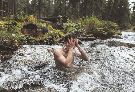 Durch kleine Rituale die eigene Stimmung positiv beeinflussen und in der Herbstzeit innere Ruhe und Kraft finden. Foto: alfa27 - stock.adobe.com