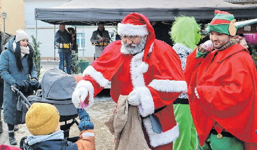 Buckow: Traditionsgemäß verteilt der Weihnachtsmann kleine Geschenke an die Kinder. Foto: Thomas Berger