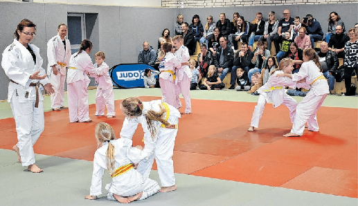 Mit Ausschnitten aus dem Trainingsprogramm weihten die TSV-Judoka den Anbau sportlich ein. Foto: Jörg Matthies