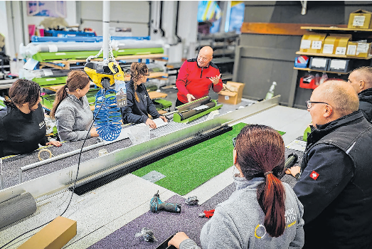 Geschäftsführer Bert Schieferdecker (oben re.) gemeinsam mit Mitarbeitern in der Produktion. Fotos (2): SOLARMATIC