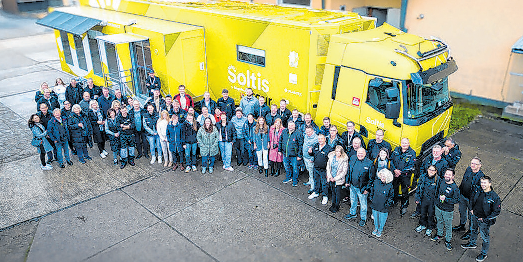 Soltis-Truck mit Gästen auf dem SOLARMATIC-Gelände.