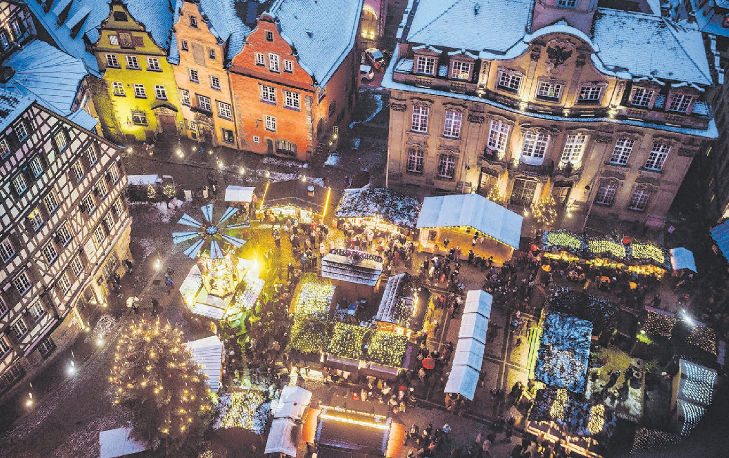 Ein Hüttendorf inmitten historischer Gebäude erwartet Besucher in Hall. Foto: Nico Kurth/Stadt Schwäbisch Hall