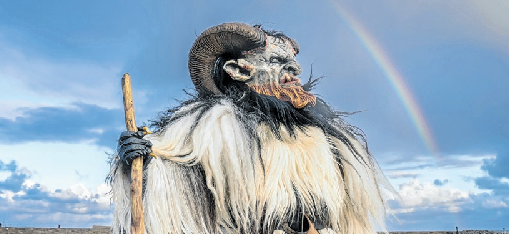 In Österreich und auch Bayern klopft der Krampus als Begleiter des Nikolauses an. Foto: Danny Lawson/PA Wire/dpa