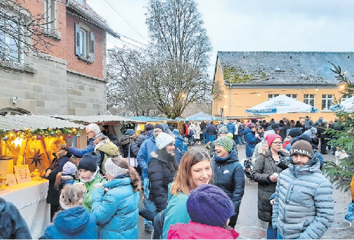 Familiäre Atmosphäre: Auf dem Weihnachtsmarkt in Tüngental treffen sich Freunde und Bekannte. Foto: privat