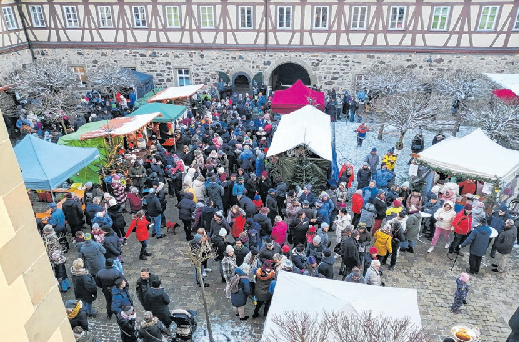 Der Schlosshof bildet die Kulisse für den Weihnachtsmarkt in Michelbach am ersten Advent. Foto: Bürgermeisteramt